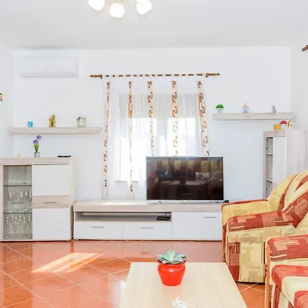 With Parking Space Loborika, Pula - 27691 Appartement Loborika